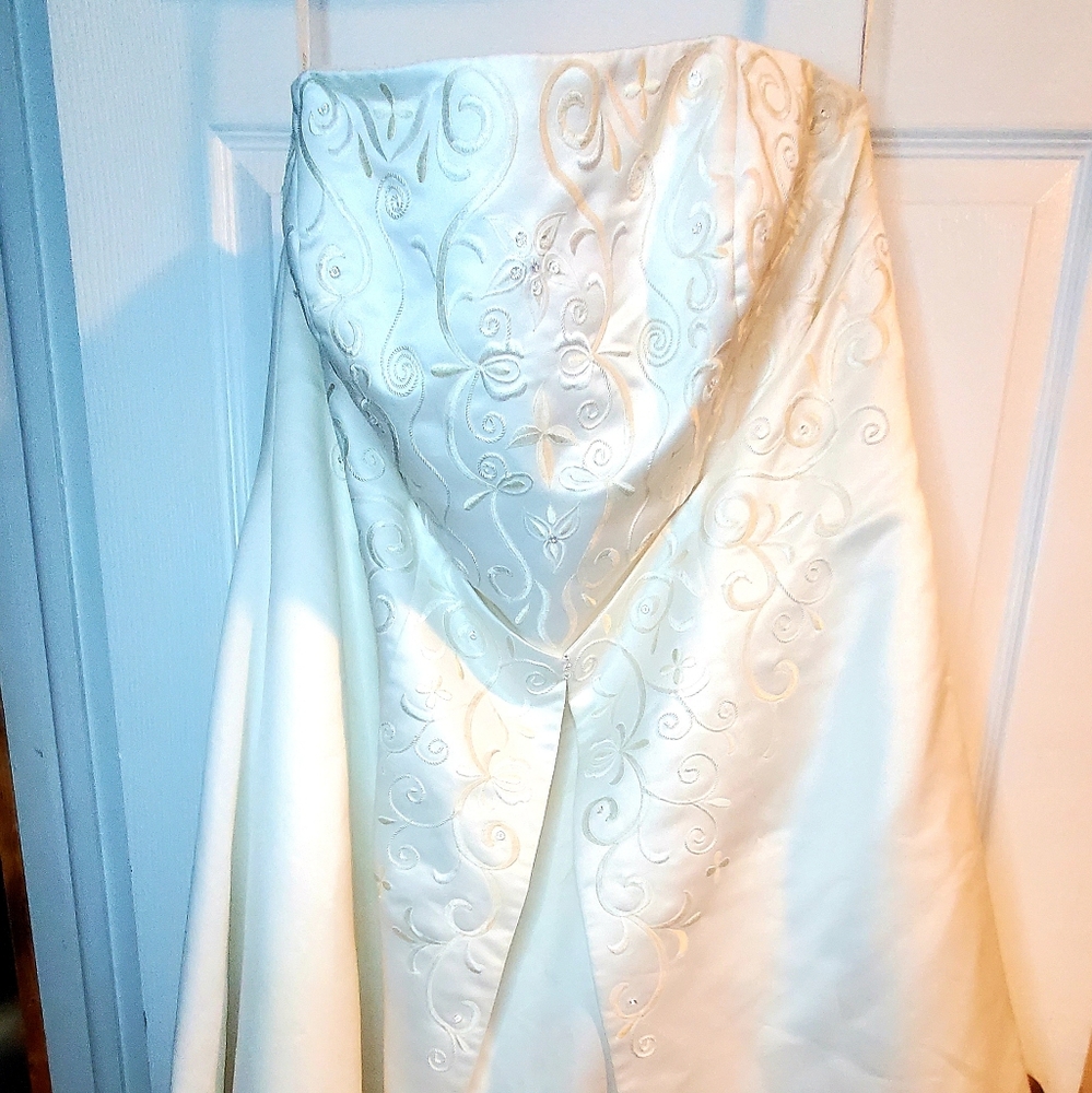 David’s Bridal Sleeveless wedding dress